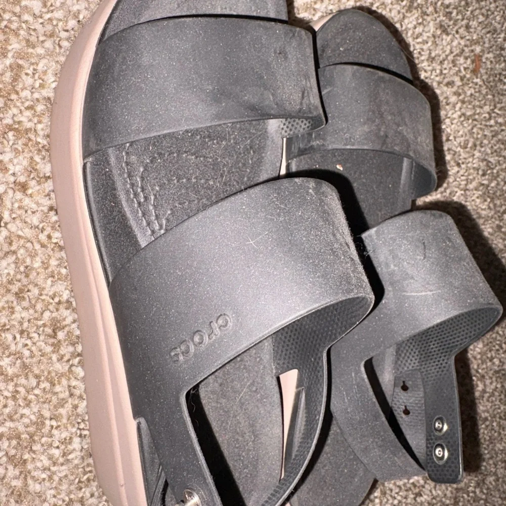 CROCS Black platform sandals size 8 - Picture 2 of 4
